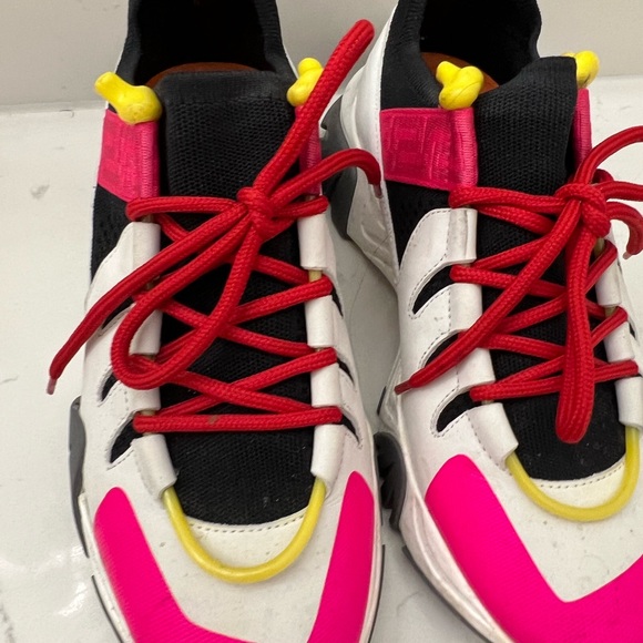 Versace - Picture 3 of 5